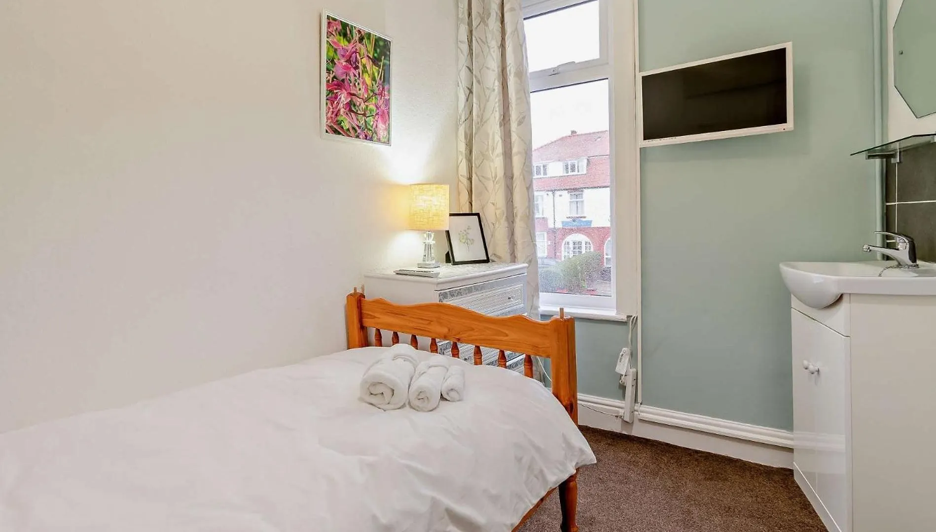 5 Bed In Scarborough 93438 Villa